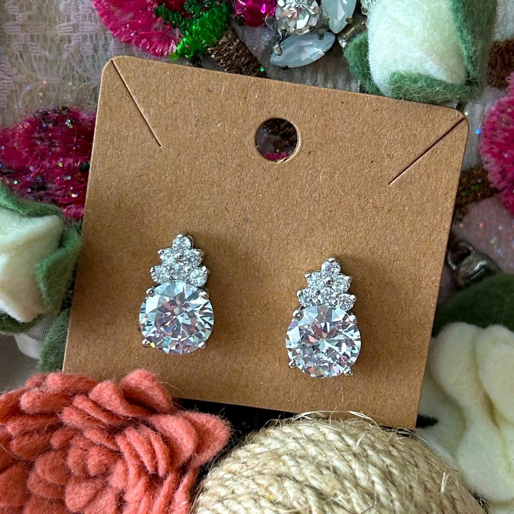 NEW! Gorgeous Diamond Stud Earrings